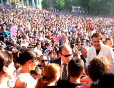 Saakashvili greets supporters in Kutaisi