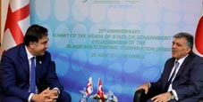 Saakashvili speaks one-on-one to Abdula Gul at the BSEC summit